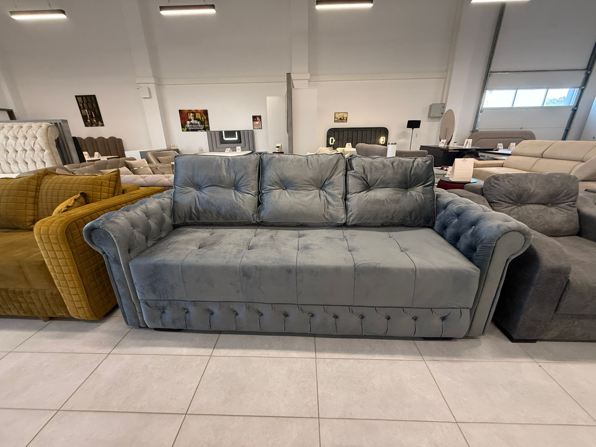 mobila de showroom 01 inainte de transformare