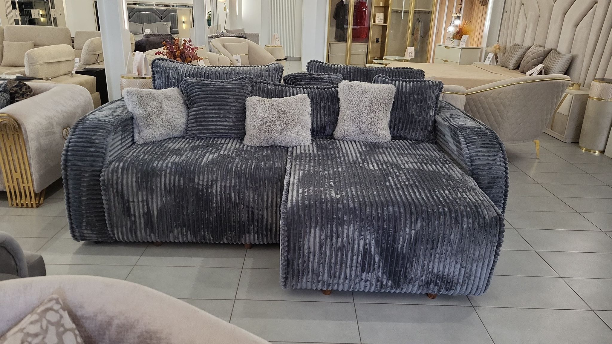 mobila de showroom 16 inainte de transformare