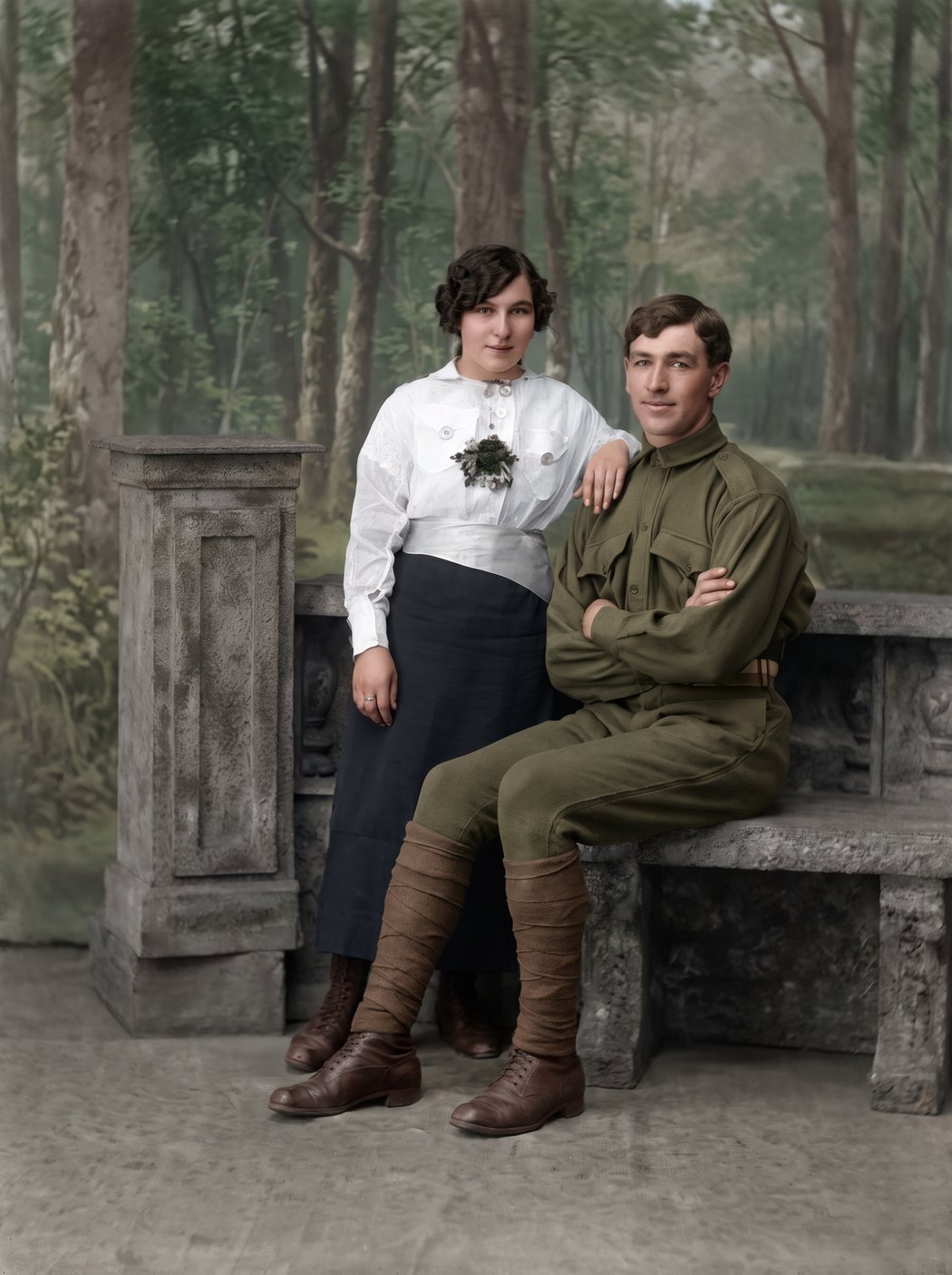 Fotografie veche cu un soldat si o tanara, dupa restaurare si colorizare