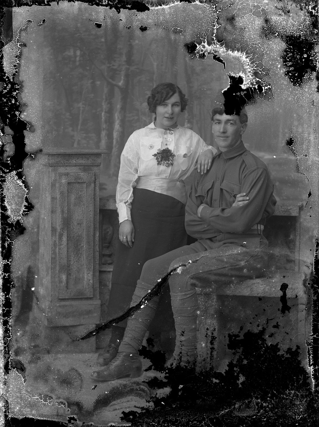 Fotografie veche cu un soldat si o tanara, placa foarte deteriorata, inainte de restaurare