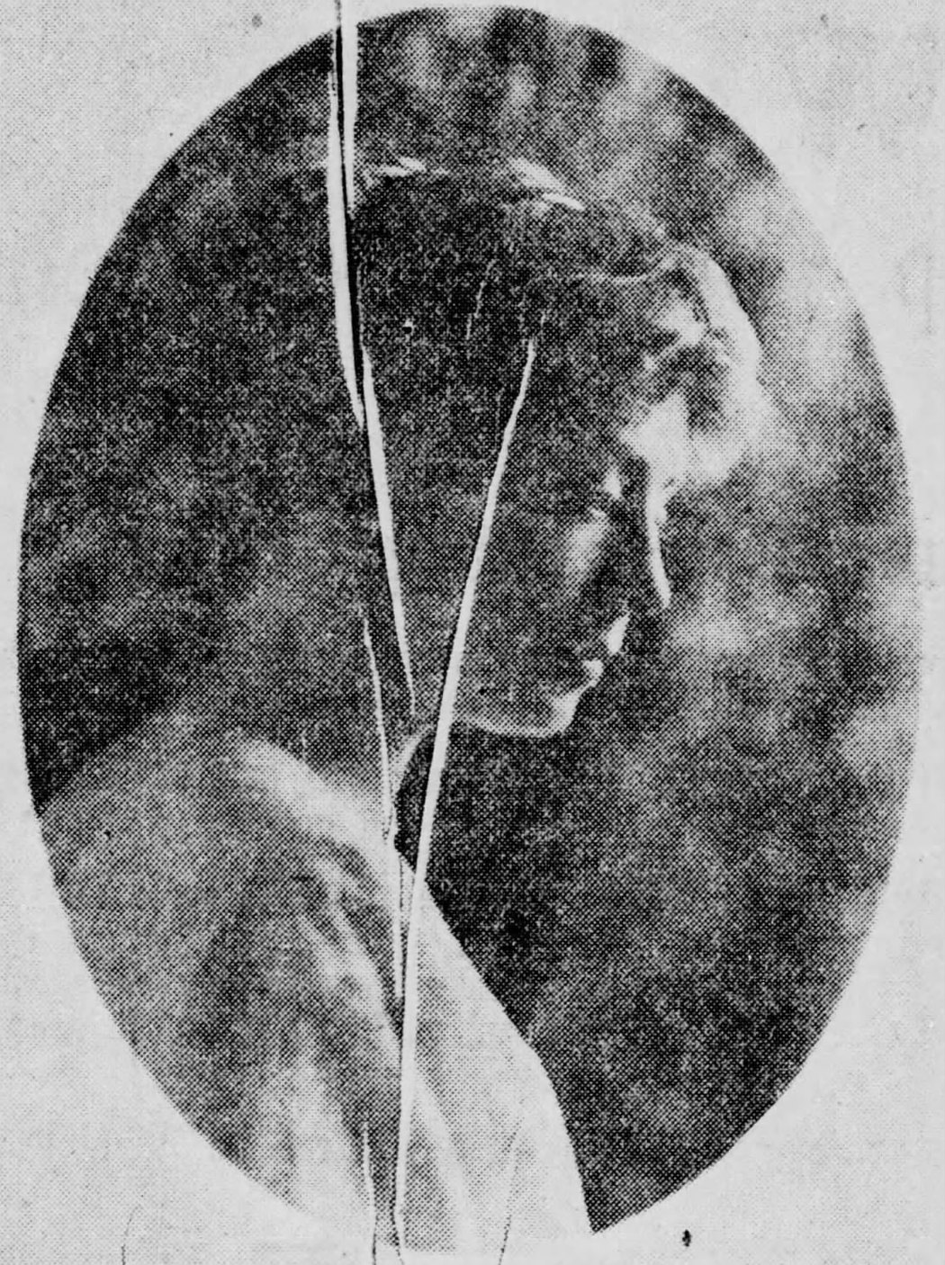 Portret oval de femeie din 1914, cu fisuri si pete, inainte de restaurare