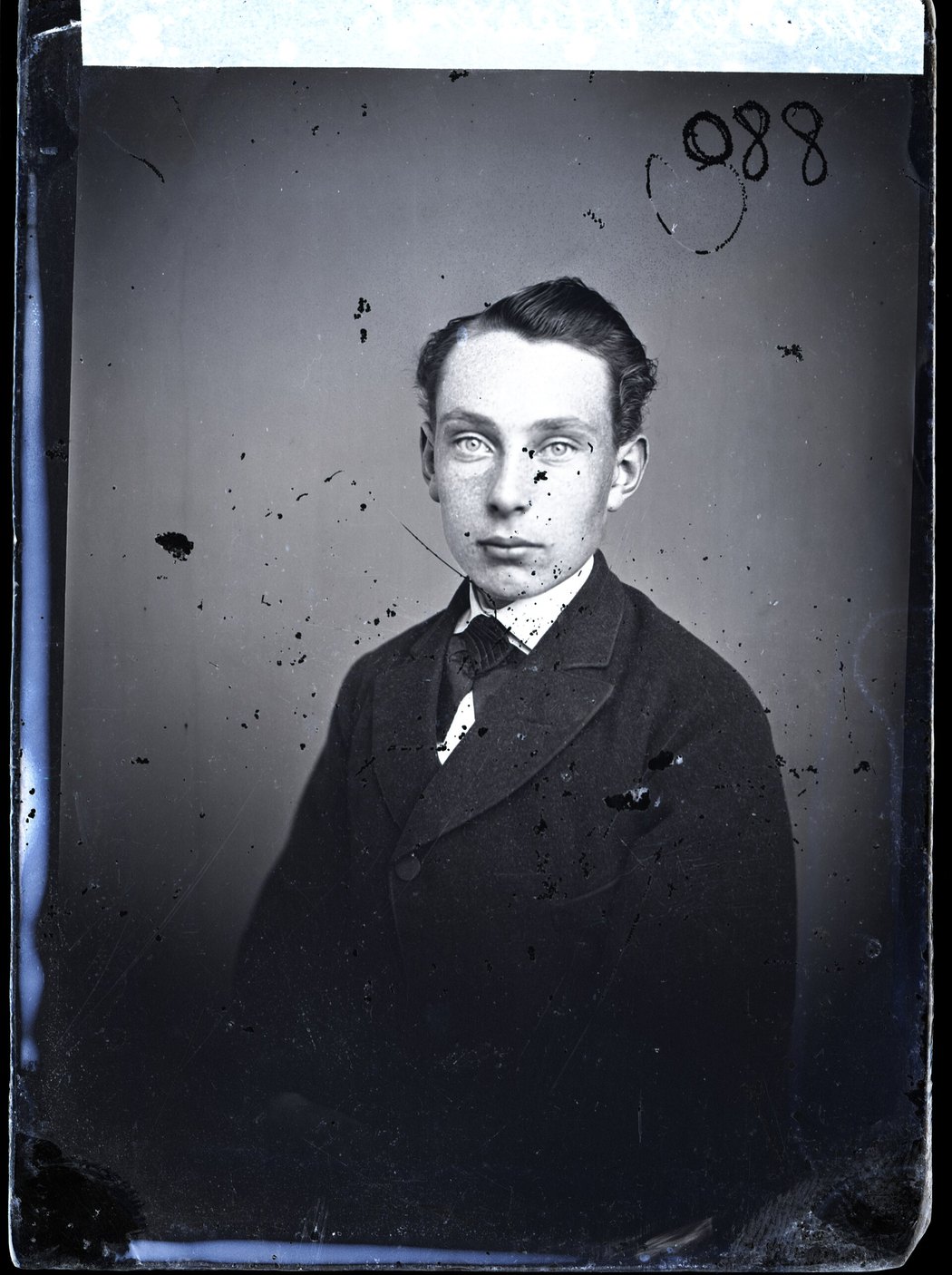 Portret de tanar pe placa fotografica cu pete, inainte de restaurare